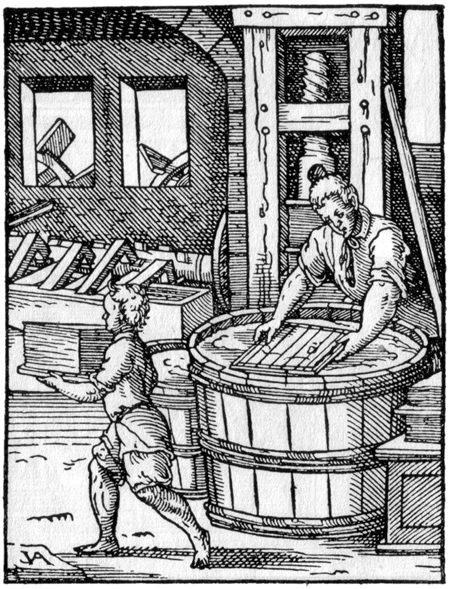 Une gravure sur bois de 1568 montrant un papetier à sa cuve, avec derrière lui le moulin à maillets, la presse et le séchoir.