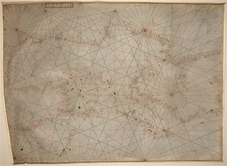 Une carte portulan du XIVe siècle sur vélin montrant les côtes de la Méditerranée et de la mer Noire, couverte d’un réseau de lignes de rhumb.